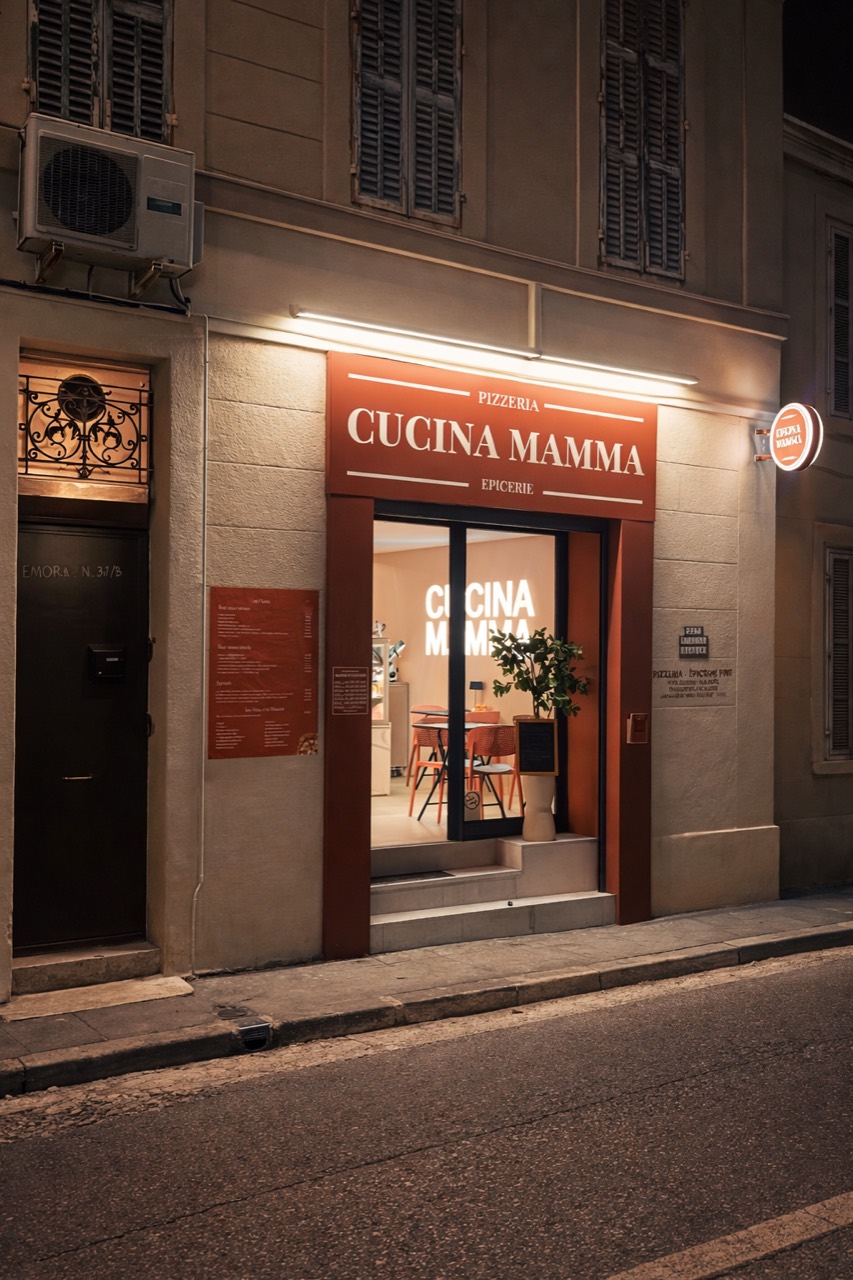 La façade Cucina Mamma le soir, avec des tables visibles à l’intérieur